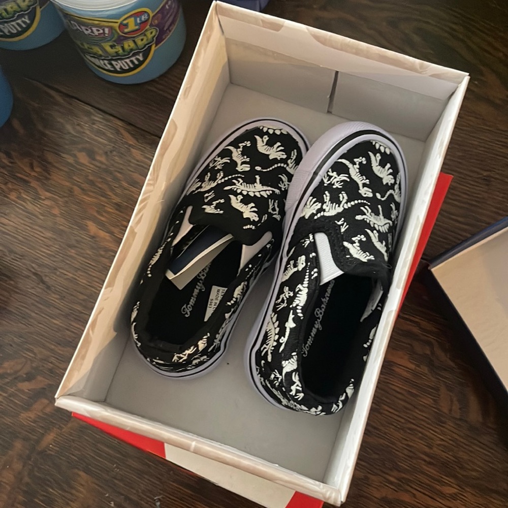 Size 6 toddler shoes. Never worn still in box
